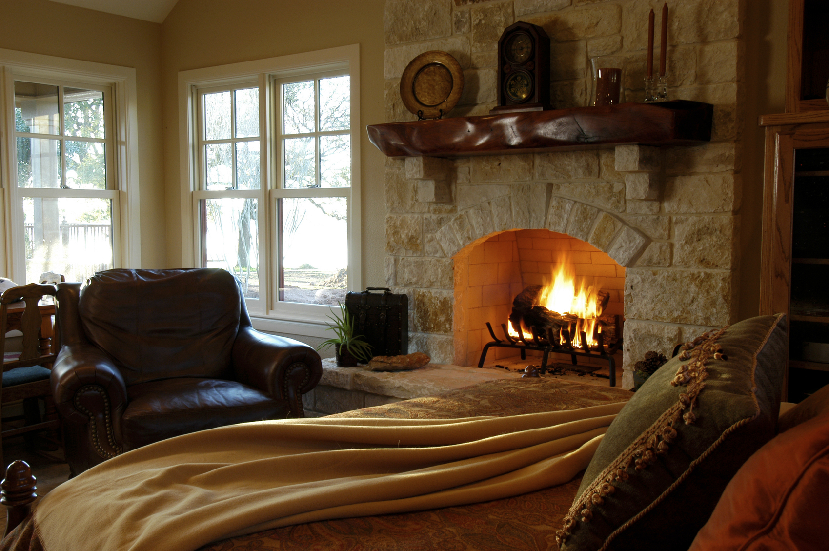 Уютная теплая комната с камином